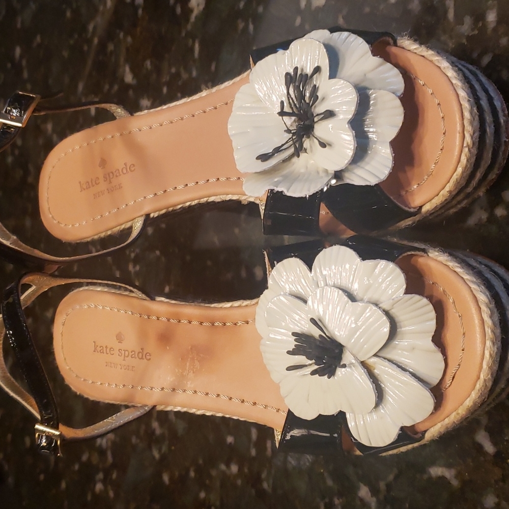 Kate Spade wedge patent sandal w poppy